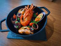 eine Schale mit Garnelen und anderem Gemüse in der Unterkunft Almareia Boutique Hotel in Praia dos Carneiros