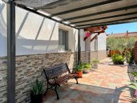 A garden outside Casa Ozcoidi, acogedor alojamiento con jardín y piscina en el centro de Navarra