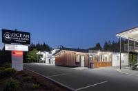 Un edificio con un cartel que dice Ocean Inn and Suites. en Ocean Inn &amp; Suites, en Aberdeen