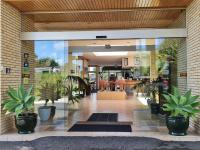 ファンガレイにあるComfort Hotel Flames Whangareiの建物内の鉢植えが置かれたロビー