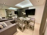 High-end 2BR Condo Boracay Tower - Azure Residences near Manila Airportにあるテレビまたはエンターテインメントセンター