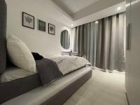 High-end 2BR Condo Boracay Tower - Azure Residences near Manila Airportにあるベッド