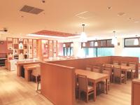 Un restaurante con mesas y sillas y un bar. en Arima Kirari, en Kobe