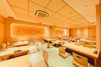 una clase con mesas, sillas y una pizarra en Arima Kirari, en Kobe