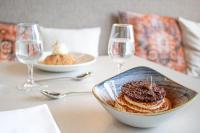 ナントにあるBrit Hotel Nantes La Beaujoire Parc Expoのデザートのボウルとワイングラス2つが置かれたテーブル