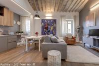 A television and/or entertainment centre at Belle Donne Apartments by Mamo Florence