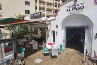 eine Außenterrasse mit Tischen und Stühlen und ein Restaurant in der Unterkunft Deluxe Apart Castle Harbour in Los Cristianos