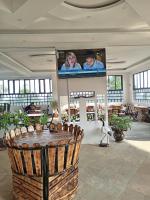 Una televisión o centro de entretenimiento en The Grand Alton Resort Kisumu