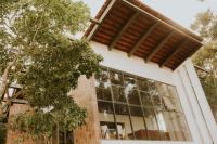 チアングァーにあるSítio do Bosco Parkのガラス窓と屋根付きの家