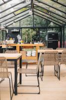 Restaurace v ubytování Vivi la Magia di Bisdalù - Dormi nella Stanza nel Bosco, Ammira le Stelle e Rilassati con l'Area Benessere e Colazione