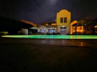 Bazén v ubytování Extremely Private Villa with Optional Pool Heating nebo v jeho okolí