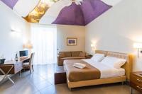 Łóżko lub łóżka w pokoju w obiekcie Le Magnolie Hotel