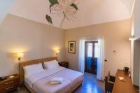 Łóżko lub łóżka w pokoju w obiekcie Le Magnolie Hotel