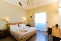 Łóżko lub łóżka w pokoju w obiekcie Le Magnolie Hotel