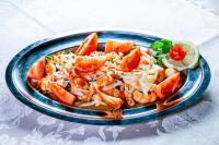 Un plato azul de comida con camarones y arroz. en Hotel Badde Rosa, en Bolotana