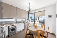 Kuchyň nebo kuchyňský kout v ubytování Lenia's Sea View Villa