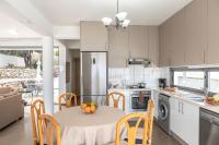 Kuchyň nebo kuchyňský kout v ubytování Lenia's Sea View Villa