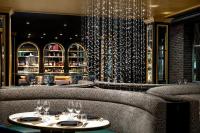 um restaurante com duas mesas e cadeiras com luzes em The Admiral, Downtown Historic District em Mobile