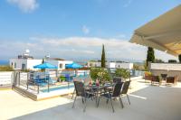 Bazén v ubytování Lenia's Sea View Villa nebo v jeho okolí