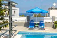 Bazén v ubytování Lenia's Sea View Villa nebo v jeho okolí