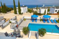 Bazén v ubytování Lenia's Sea View Villa nebo v jeho okolí