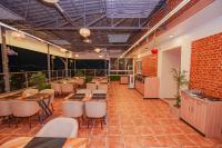 カトマンズにあるHotel Vistaraの部屋にテーブルと椅子があるレストラン