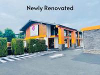 Un edificio recientemente remodelado en un estacionamiento. en Coast Courtenay Hotel, en Courtenay