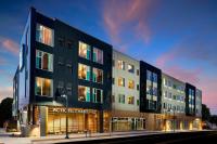 un edificio de apartamentos con luces encendidas en una ciudad en AC Hotel by Marriott Chapel Hill Downtown, en Chapel Hill