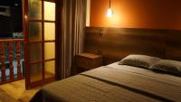Un dormitorio con una cama con cabecero de madera. en Ukumari Hotel, en Chachapoyas