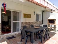 A patio or other outdoor area at Casa Ozcoidi, acogedor alojamiento con jardín y piscina en el centro de Navarra