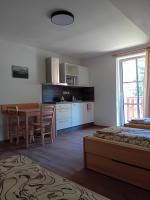 Kuchyň nebo kuchyňský kout v ubytování Apartmány u lesa