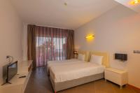 TV a/nebo společenská místnost v ubytování Karya Family Resort Hotel All Inclusive