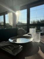 un plato sentado en la parte superior de una mesa en Резиденція на водяному млині, en Bogopolʼ