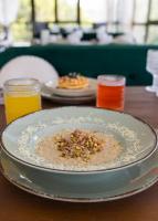 un plato de comida en una mesa con dos vasos de zumo en Резиденція на водяному млині, en Bogopolʼ