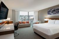 セントジョンズにあるDelta Hotels by Marriott St. John&#39;s Conference Centreのベッドとリビングルームがあるホテルの部屋