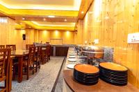 um restaurante com paredes de madeira e mesas e cadeiras de madeira em The Golden Retreat Hotel in Pelling em Pelling