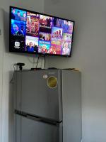 Televízia a/alebo spoločenská miestnosť v ubytovaní Apartman Ferenac