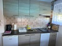 Kuchyňa alebo kuchynka v ubytovaní Apartman Ferenac
