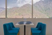 Cảnh núi rừng hoặc tầm nhìn ra núi từ khách sạn