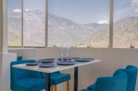 Cảnh núi rừng hoặc tầm nhìn ra núi từ khách sạn