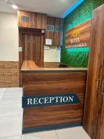 una recepción del hotel con un cartel que diga recepción en Hotel Samruddhi Residency, en Jamnagar