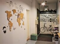 una habitación con un mapa del mundo en la pared en Viru Backpackers Hostel, en Tallin
