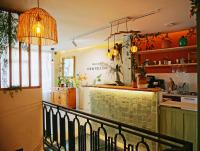 un restaurante con mostrador y una cocina con mostrador en Green Home - La Roche-Guyon - Adults Only, en La Roche-Guyon