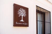 Encantos del Jerteに飾ってある許可証、賞状、看板またはその他の書類