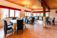 丰达塔Resort EuroPark Fundata的餐厅里有桌椅和窗户。