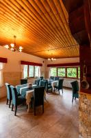 丰达塔Resort EuroPark Fundata的有桌子和绿色椅子的餐厅