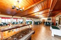 丰达塔Resort EuroPark Fundata的大型客房设有木制天花板和用餐室。