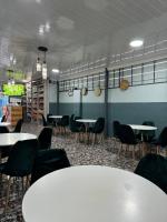 una habitación con mesas y sillas en un aula en Michu Guest house, en Ciudad del Cabo