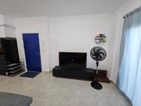 TV a/nebo společenská místnost v ubytování Apartment Chalet in Marassi Greek