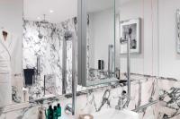 The Wellesley, a Luxury Collection Hotel, Knightsbridge, Londonにあるバスルーム